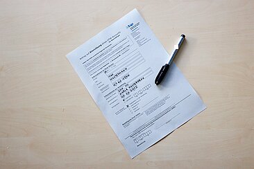 Ausgefüllter Antrag auf HTW-Account mit einem Stift