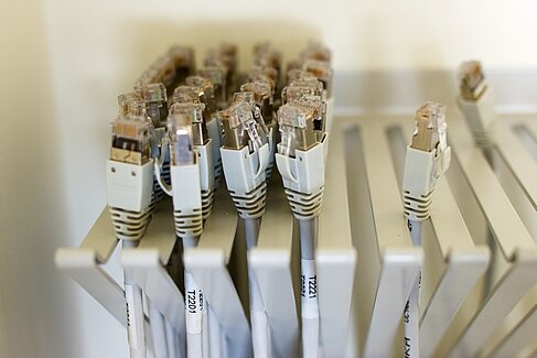[Translate to Englisch:] Aufgehängte Kabel - © HTW Berlin / Torsten Rack